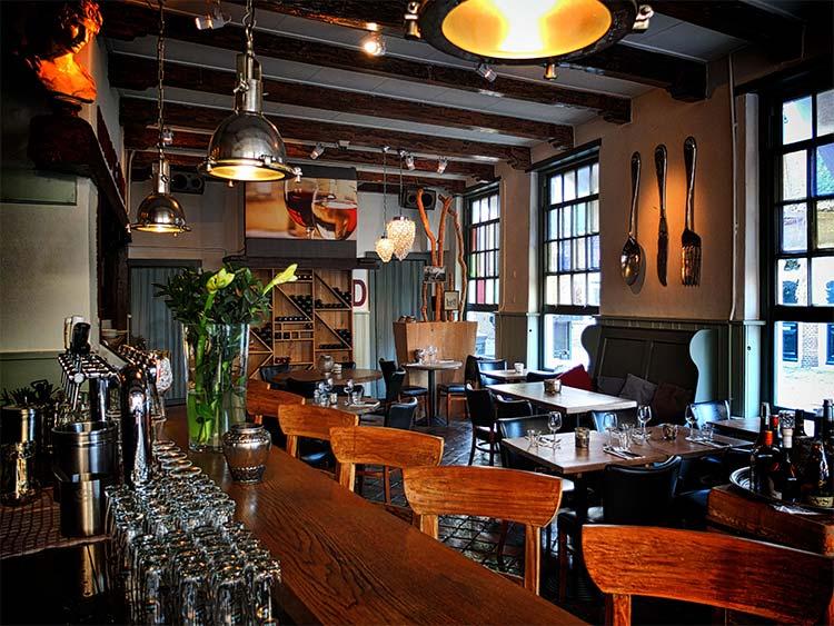 Binnen bij bistro de 13 balcken met een houten bar